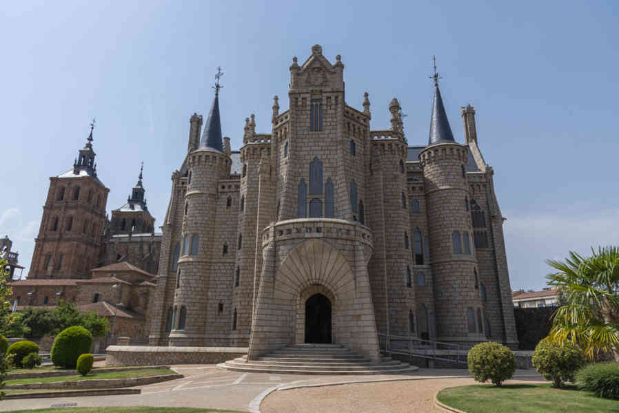 León 026 - Astorga - palacio Gaudí.jpg